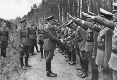 Adolf Hitler hälsas med nazihälsning på Mannerheims 75-årsdag den 4 juni 1942.