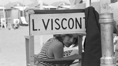 Björn Andesen sittande i Viscontis registol under inspelningen av Döden i Venedig.