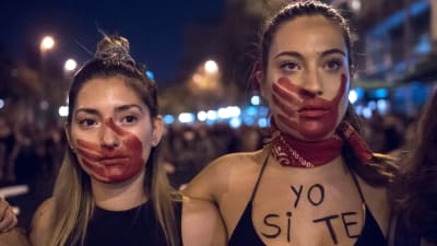 Demonstranter i Santiago mot sexism inom studielivet.