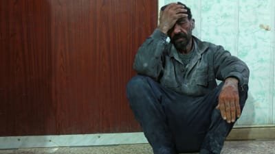 En syrisk man väntade på vård på kliniken i Douma på fredagen 2.3.2018.