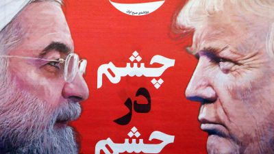 Framsidan på en iransk tidning där Irans president Hassan Rouhani och USA:s president Donald Trump stirrar stint på varandra. Texten på persiska lyder "öga mot öga".