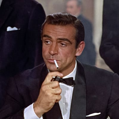 Sean Connery som James Bond i Dr. No. Tänder en cigarett.