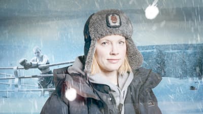 Maria Pudas (Saara Kotkaniemi) katsoo pienen hymyn kanssa kameraan. Taustalle lisätty luminen maisema ja Pudas nyrkkeilykehään.