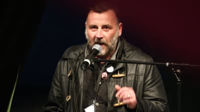 Pegidas grundare Lutz Bachmann talar på Pegias första demonstration i Dresden.