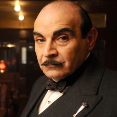 Hercule Poirot elokuvan lehdistökuvassa.