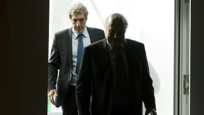 Walter de Gregorio och Sepp Blatter lämnar FIFA.