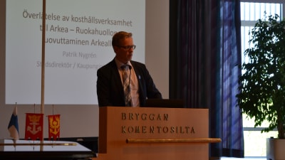 Stadsdirektör Patrik Nygrén talar under Pargas stadsfullmäktigemöte.