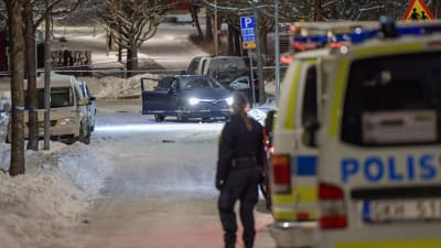 Flera polisbilar i Krista, Stockholm där två personer sköts i mars 2017.