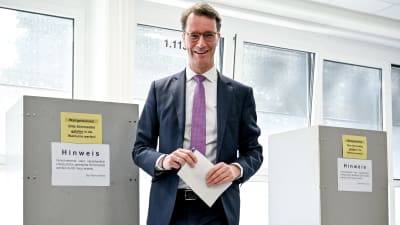 Kristdemokraten och den sittande regeringschefen Hendrik Wüst i en vallokal den 15 maj 2022.