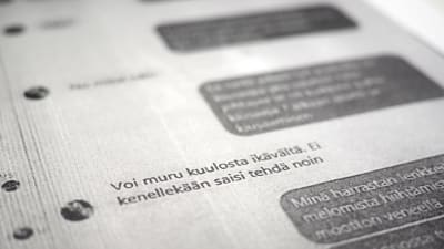 Ett svartvitt papper som visar en Facebook-chatt där en bedragare kallat sitt offer för "muru", det vill säga "gulle" på svenska.
