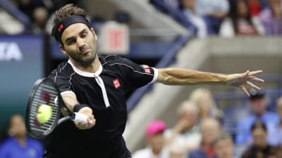 Roger Federer slår bollen