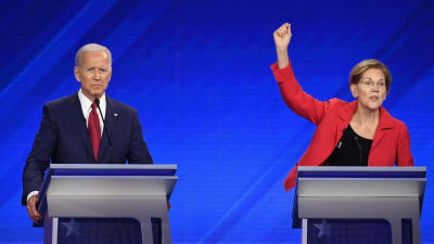 Joe Biden och Elizabeth Warren deltog ivrigt i diskussionen om skärpta vapenlagar. 