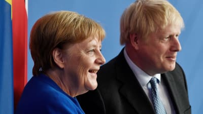 Storbritanniens premiärminister Boris Johnson med Tysklands förbundskansler Angela Merkel under Johnsons besök i Berlin den 21 augusti 2019.