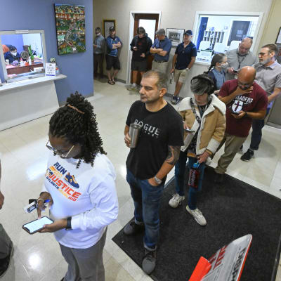Äänestäjät asettuvat jonoon äänestääkseen äänestysalueella vaalipäivänä Avondale Estatesissa, Georgiassa, Yhdysvalloissa, 8.11.2022.