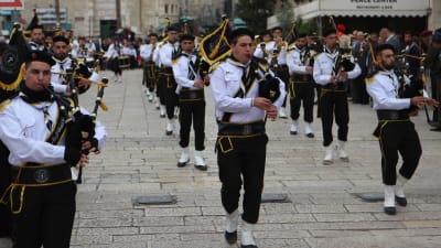 Musiker uppträder utanför Födelsekyrkan i Betlehem.