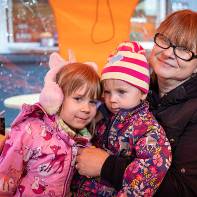 Minna Aalto lapsenlastensa kanssa torikahviossa