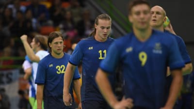 Svenskar deppar efter förlusten mot Slovenien.