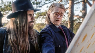 Närbild på Steffe (Joanna Wingren) och Micke (Sonja Ahlfors). 