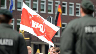 NPD-anhängare den 1 maj under en demonstration som urartade i bråk mellan vänsteranhängare och högern.