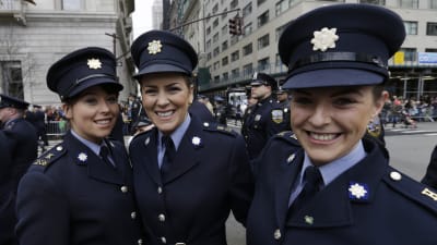 Irländska poliser deltar i St Patrick's Day-paraden i New York i mars 2015.