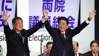 Shinzo Abe besegrade sin utmanare, den förre försvarsministern Shigeru Ishiba (till vänster) i överlägsen stil