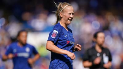 Adelina Engman fokuserar mot spelet.