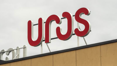 Skylt med texten Uros på taket till en byggnad. Platsen är företaget Uros huvudkontor i Uleåborg.