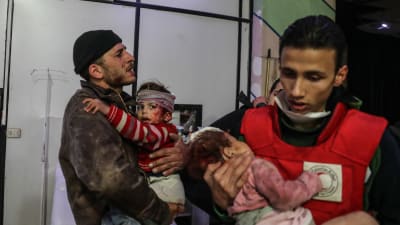 Skadade barn vårdas på ett sjukhus i Douma i östra Ghouta