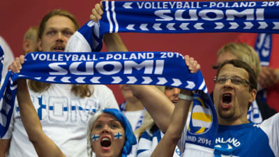 Finländska volleybollsupportrar får styra mot Polen igen.