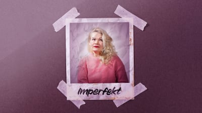En polaroidbild fasttejpad på en rosa bakgrund. Bilden föreställer en kvinna med blont lockigt hår. Nere på bilden står det "Imperfekt". 