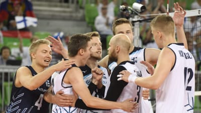 Finlands volleyherrar jublar efter en vunnen poäng.