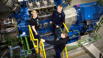 Laboratorieingenjörerna Sonja Heikkilä och Olav Nilsson samt projektforskare Antti Niemi på energilaboratoriet på Brändö i Vasa.