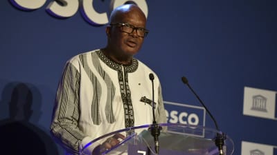 Roch Marc Christian Kaboré, Burkina Fasos president, håller tal vid Unescos huvudkontor i Paris den 12 november 2021.
