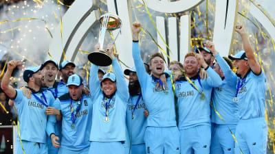 Englands herrlandslag i cricket lyfter VM-pokalen.