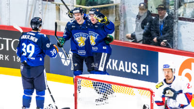 Finlands Arttu Ilomäki firar karriärens första landslagsmål då Finland besegrade Norge i en landskamp inför VM våren 2019.