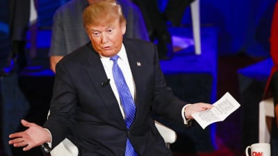 Donald Trump under en debatt inför primärvalet i Wisconsin