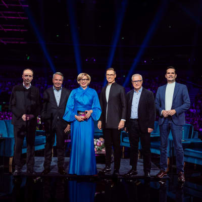 Fem manliga presidetnkandidater som uppställda på en scen med programledaren Katja Ståhl.  