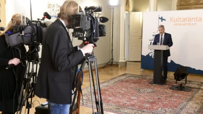 Sauli Niinistö i Presidentens slott, håller presskonferens på långt avstånd från två tv-kameror