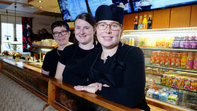 Anna Juustovaara, Heidi Hänninen och Monica Hänninen i restaurang