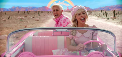 Barbie laulaa autossa, takapenkillään Ken.