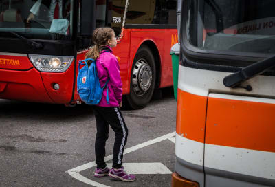 Flicka väntar på buss