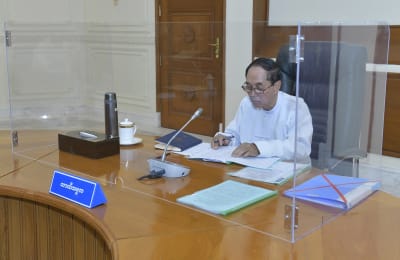 Myanmars tillförordnade president Myint Swe deltar i det nationella försvars- och säkerhetsrådets möte