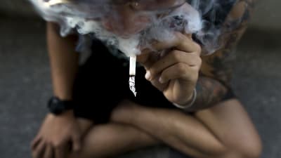 En thailändare röker marihuana i bangkok.