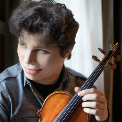 kuvassa viulisti Augustin Hadelich