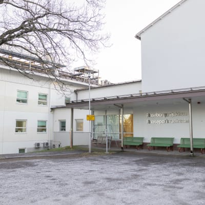 Huvudingång till Raseborgs sjukhus.