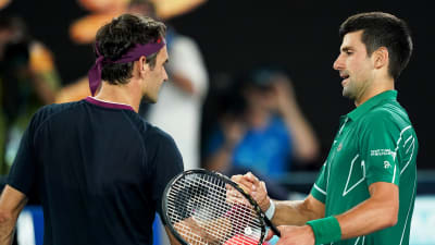 Roger Federer gratulerar Novak Djokovic efter matchen.