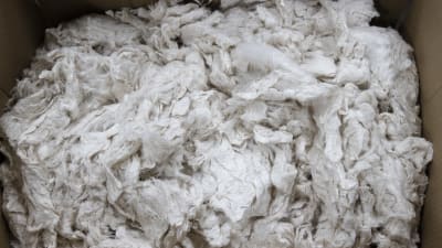 Tekstiilien kemiallinen kierrätys  Vtt bioruukki, valmis tekstiilikuit pahvilaatikossau