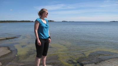 Marinbiolog Camilla Gustafsson blickar ut över havet.