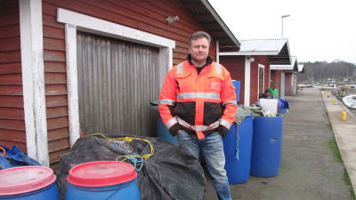 Fiskare vid sin fiskebod i Hangöby hamn