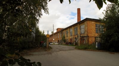 Gamla tvålfabriken i Vasa, en gammal gul tegelbyggnad. 